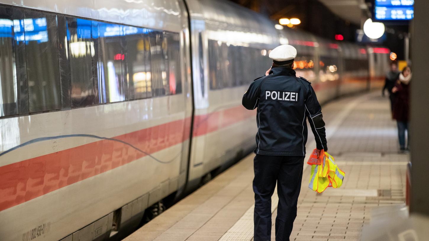 Die Polizei sperrte das Gleis 7 am Nürnberger Hauptbahnhof ab.