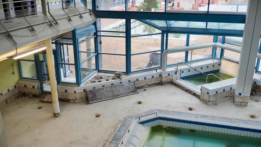 Über die zentralen Umkleiden im ersten Stock geht es künftig in den Thermalbereich. Die Badegäste müssen eine gesonderte Eintrittskarte lösen und dann am Beginn des Abschnitts durch ein Drehkreuz gehen.