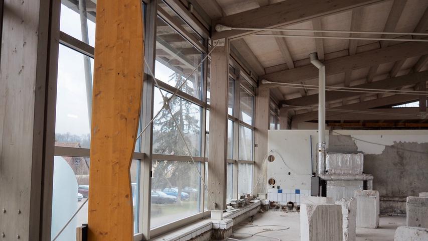 Die großen Glasfassaden bringen viel Licht, erlauben aber auch von außen einen Einblick in den intimen Saunabereich. Hier sollen künftig Holzlamellen (ein Element hängt schon am linken Bildrand) vor Blicken schützen.