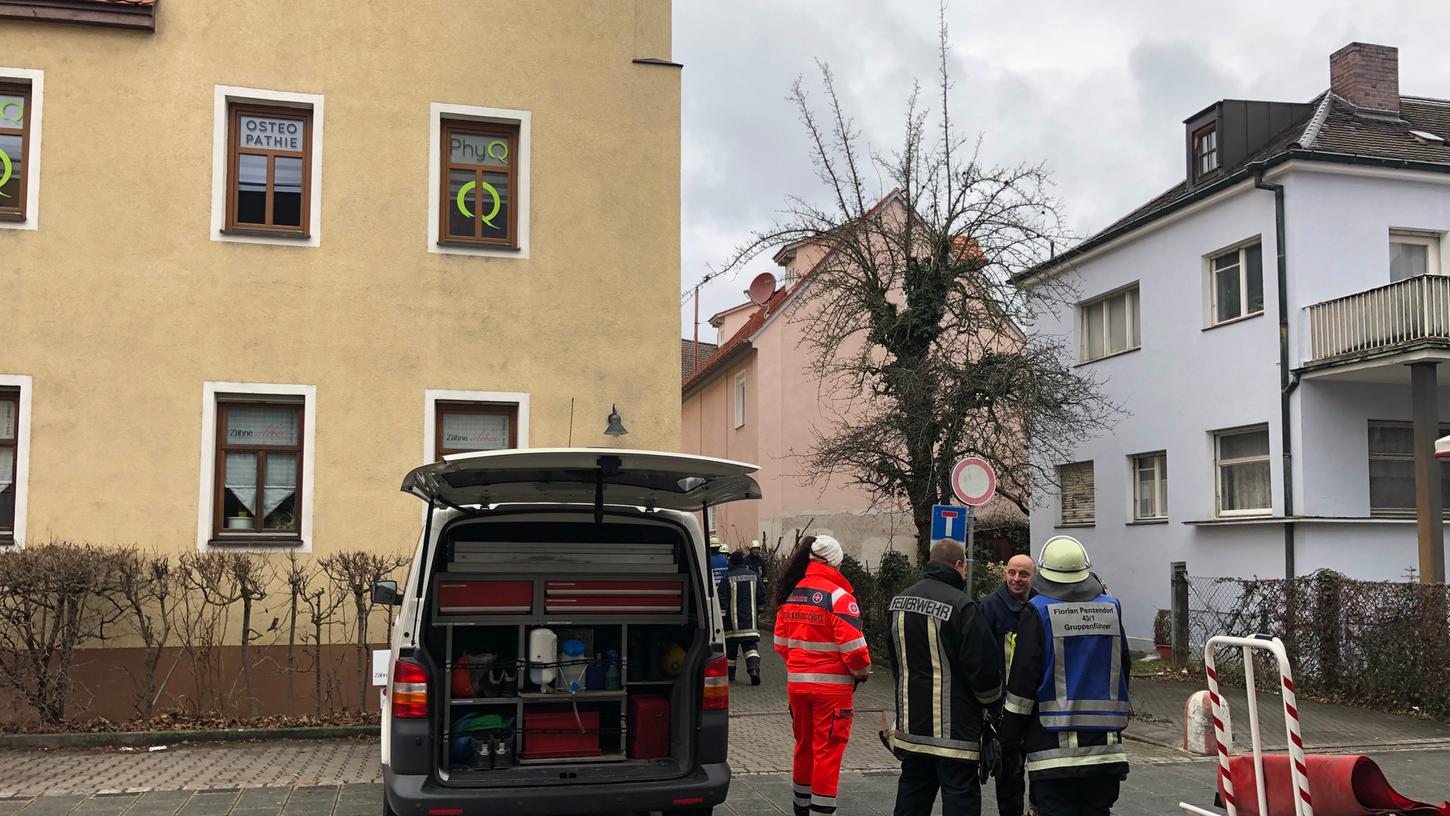 Am Dienstag musste die Feuerwehr zu einem Wohnungsbrand in der Südlichen Ringstraße nach Schwabach ausrücken: Eine Frau konnte nur noch leblos geborgen werden. Am Dienstag musste die Feuerwehr zu einem Wohnungsbrand in der Südlichen Ringstraße nach Schwabach ausrücken: Eine Frau konnte nur noch leblos geborgen werden.