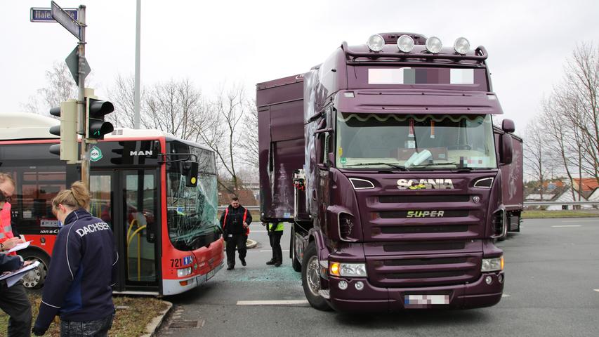 Linienbus involviert: Verkehrsunfall an der Nürnberger Hafenstraße