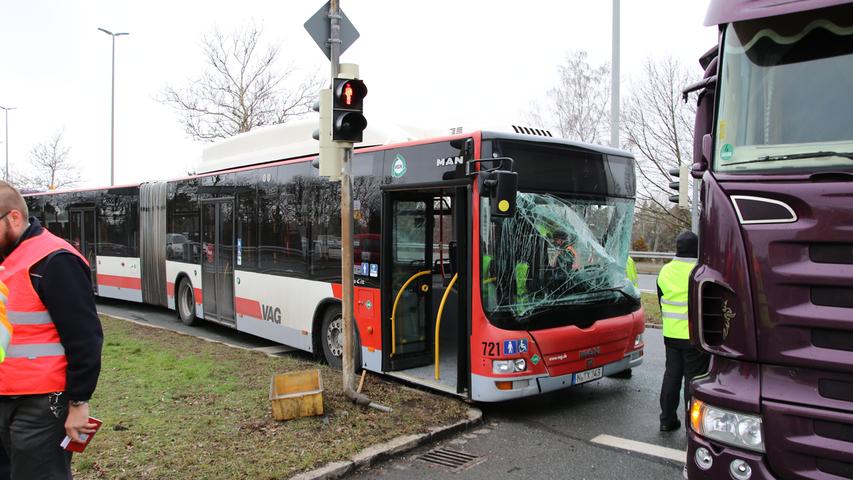 Linienbus involviert: Verkehrsunfall an der Nürnberger Hafenstraße