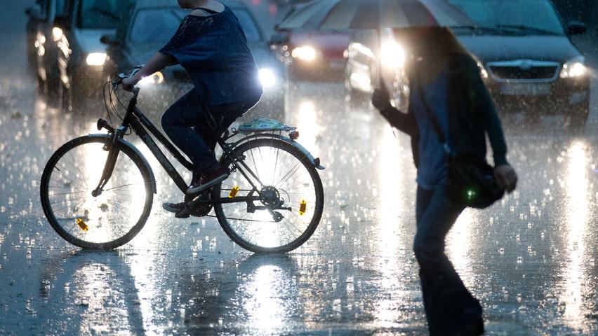 Sind Sie während eines Gewitters oder Sturms mit dem Motorrad, Fahrrad oder zu Fuß unterwegs, suchen Sie sich schnell einen Unterschlupf. So schützen Sie sich vor herabfallenden Gegenständen. Wenn es zusätzlich noch blitzt, stellen Sie ihr Fahrzeug einige Meter von sich entfernt ab und warten Sie in Kauerstellung das Gewitter ab...