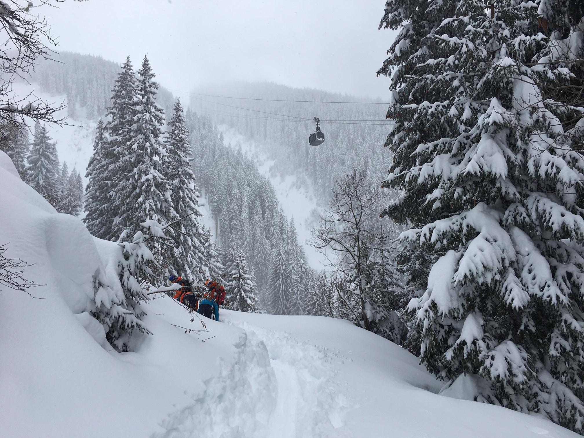 Auch Zell am See kämpft mit enormen Schneemassen: An dieser Stelle musste die Bergrettung einen deutschen Snowbaorder retten. Er habe die Piste verfehlt und sei immer mehr in unwegsames Gelände gekommen.