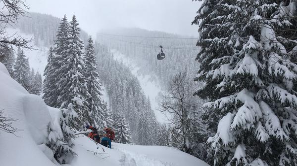 Auch Zell am See kämpft mit enormen Schneemassen: An dieser Stelle musste die Bergrettung einen deutschen Snowbaorder retten. Er habe die Piste verfehlt und sei immer mehr in unwegsames Gelände gekommen.