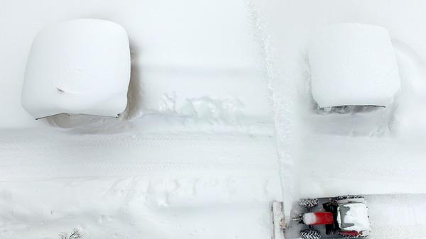 Der Winter hält die Alpenregion fest im Griff. In weiten Teilen Österreichs und Bayerns sind in den letzten Tagen erhebliche Massen Schnee gefallen. Die Bilder beeindrucken, doch die Situation ist in vielen Orten äußerst angespannt.