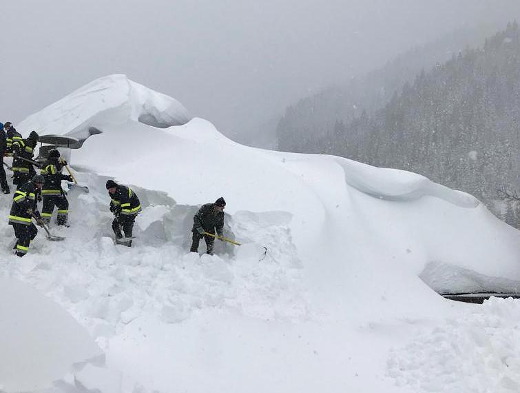 In der Gemeinde Pölstal müssen Feuerwehrleute ein Dach räumen, das unter den schweren Schneemassen einzustürzen droht.