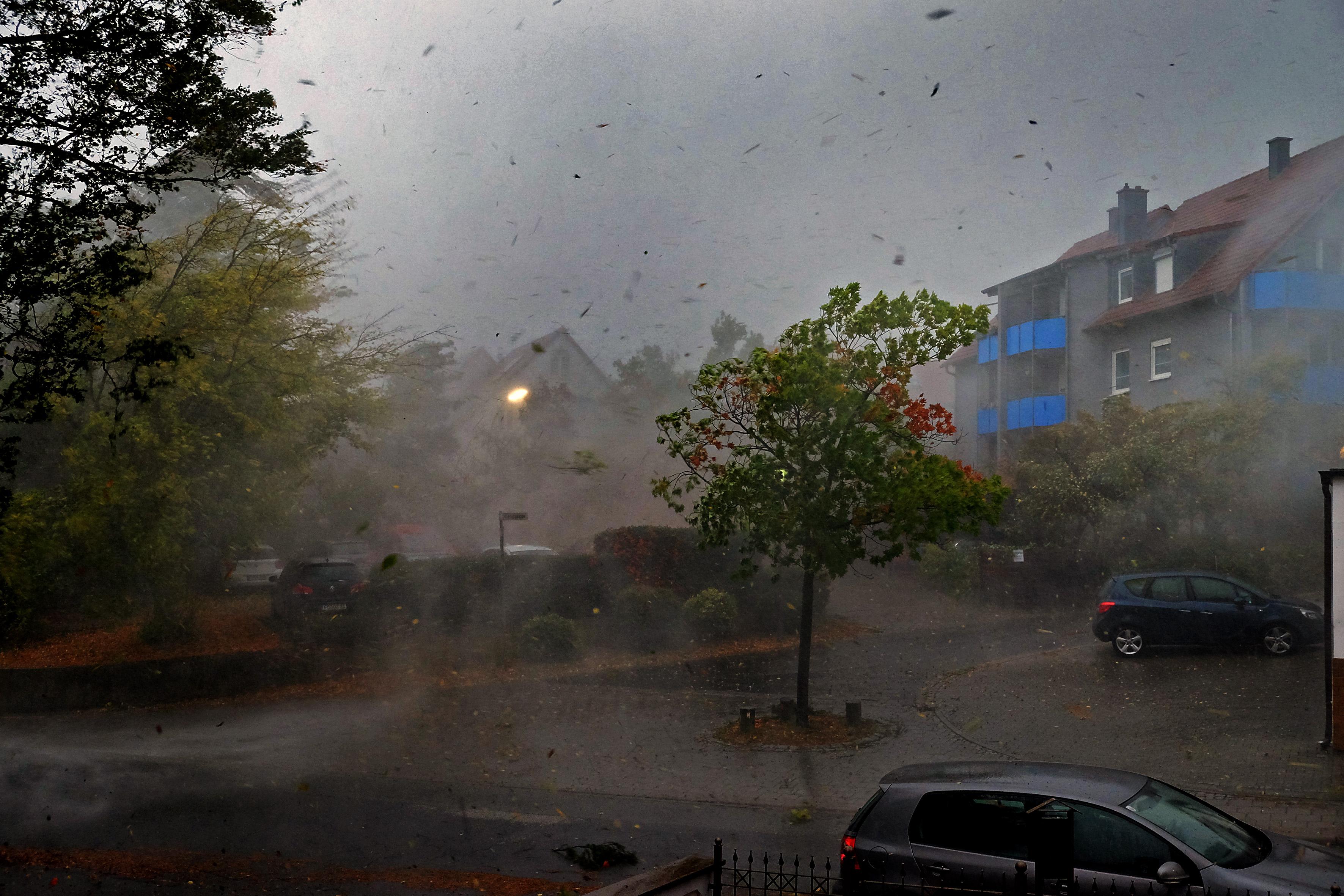 Sturm fegt über Wohngegend