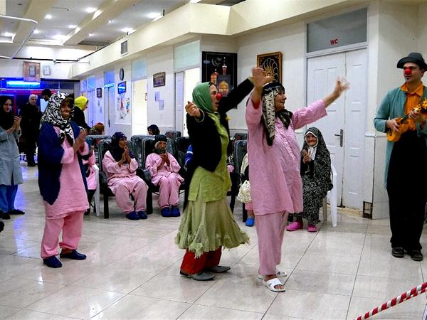 Fränkische Klinikclowns munterten Kinder im Iran auf