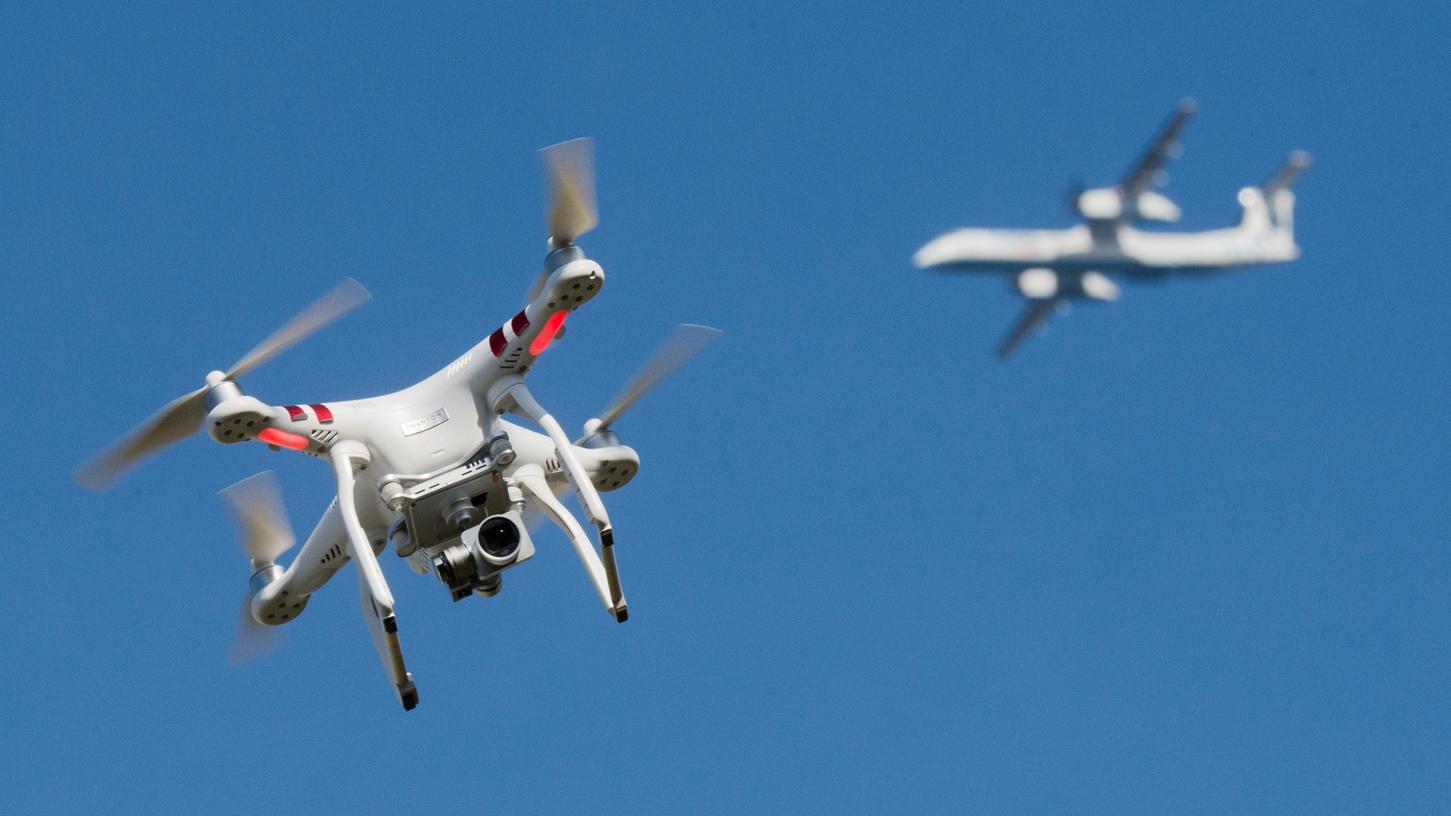 Nach dem Zwischenfall am Flughafen Nürnberg sucht die Polizei nun Zeugen. Wem ist eine größere, rot-weiße Drohne aufgefallen? (Unser Foto zeigt ein Symbolbild.)