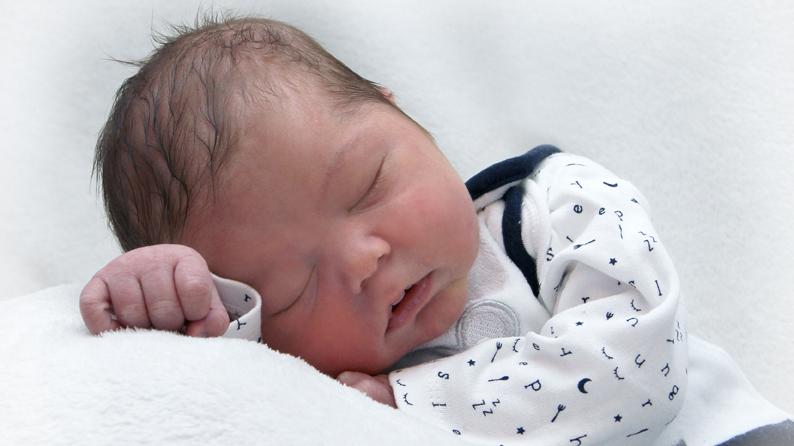 Zwei Tage nach Neujahr erblickte der kleine Luis das Licht der Welt. Mit einer Größe von 56 Zentimetern wog die süße Schlafmütze 3760 Gramm bei seiner Geburt im St. Theresien-Krankenhaus.