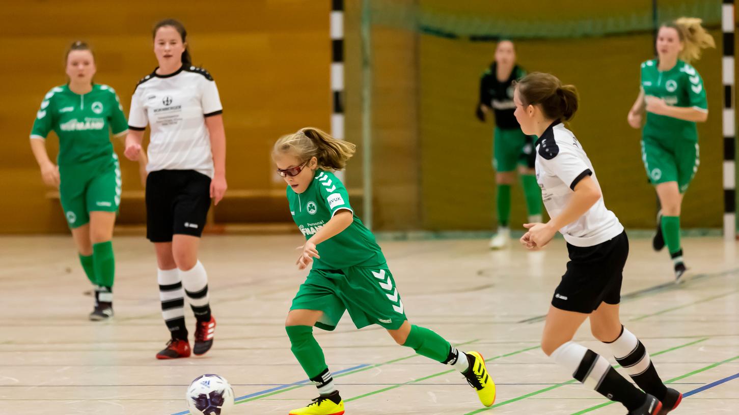 Das Thema Futsal spaltet wie bei den Männern auch die Fußballerinnen: Die einen mögen es, die anderen verachten es. Die SpVgg Greuther Fürth, hier Jule Schneider (in Grün), ist in der U 15-Bezirksliga dabei.