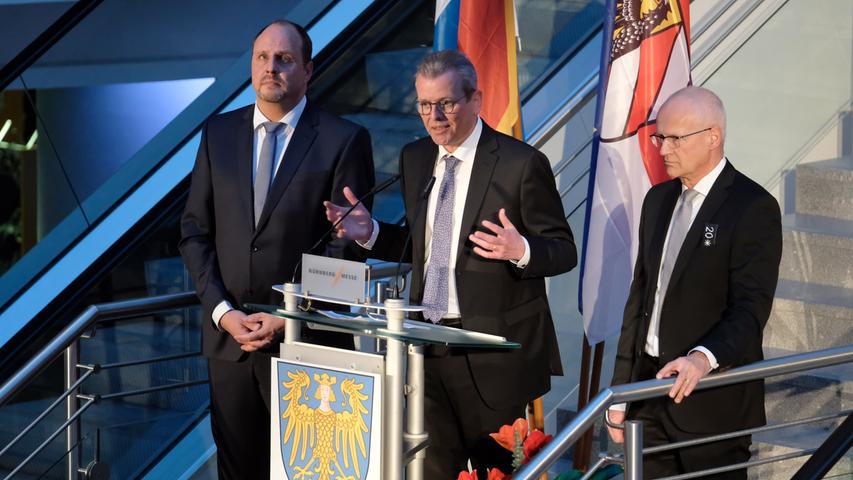 Bürgermeister Ulrich Maly hält neben Christian Vogel und Clemens Gsell seine Ansprache vor den Gästen.
