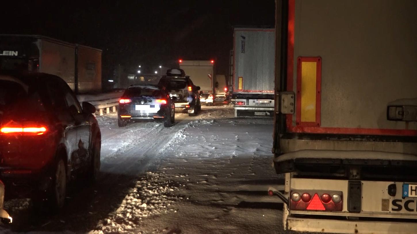 Stundenlang blieben zahlreiche Auto- und Lkw-Fahrer auf der A72 wegen Schnee stecken.