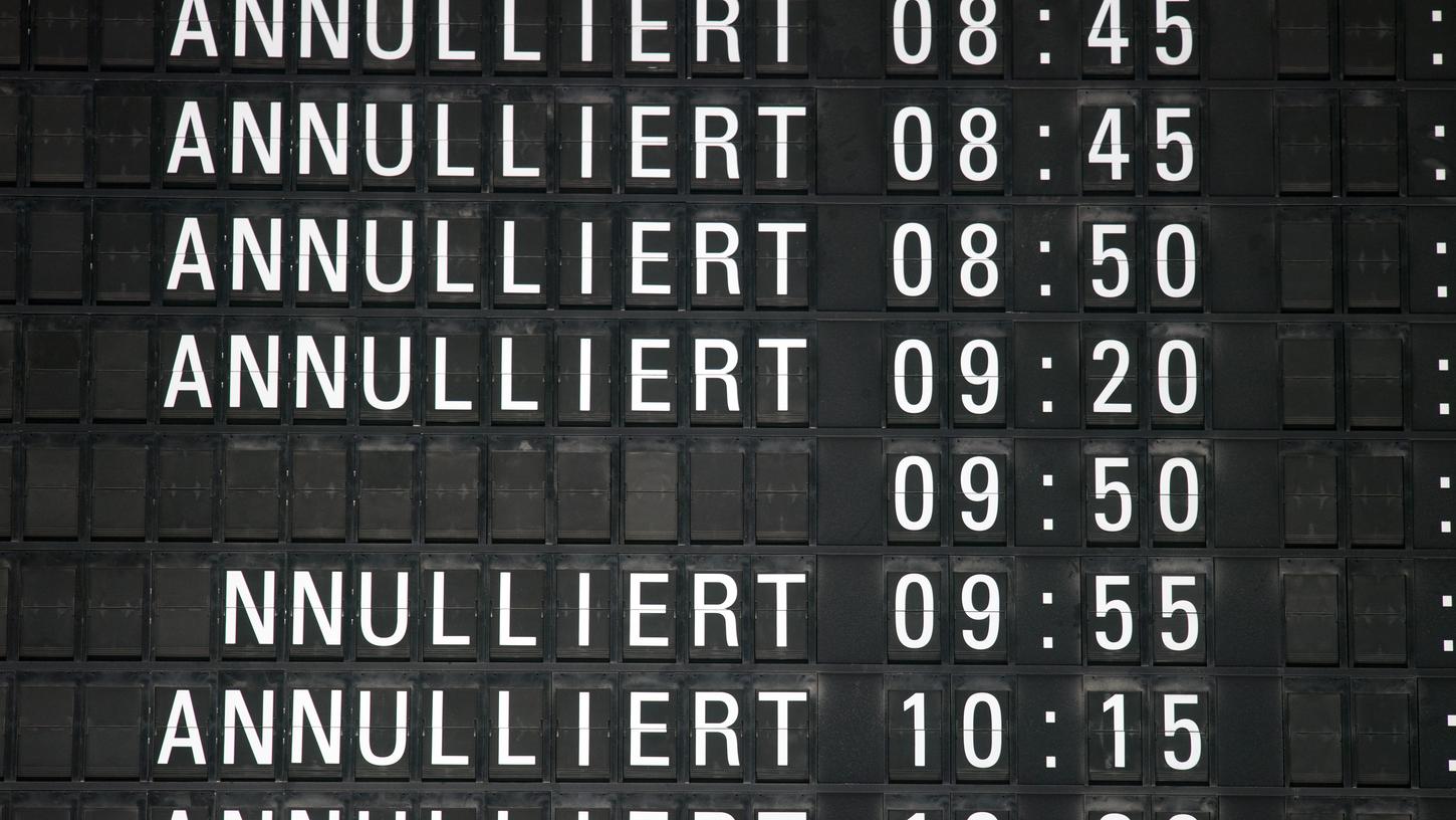 Warnstreik an drei Flughäfen - Zehntausende Reisende betroffen