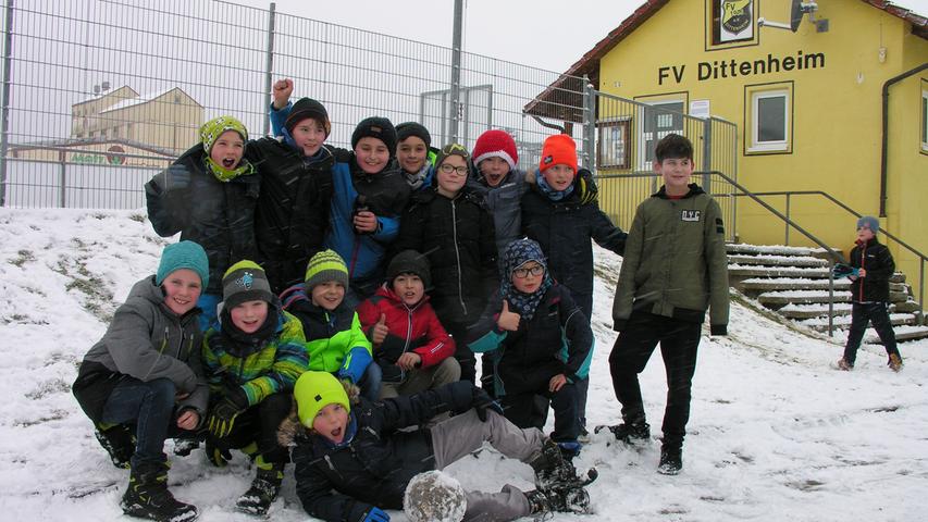 Die Dittenheimer Schulkinder genießen in der Pause den Schnee mit einer kleinen Partie Fußball.