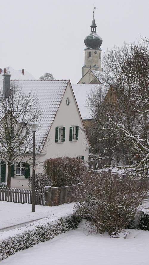 Eine leichte Schneedecke überzuckert die Dächer von Dittenheim.