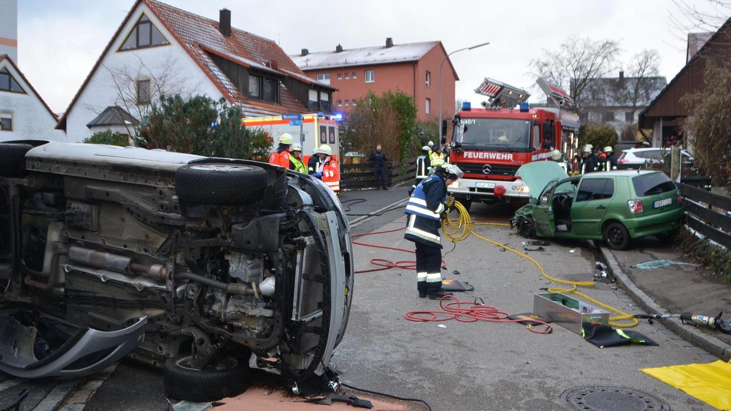 Am Donnerstagnachmittag überschlug sich in der Schwabacher Wunneleite ein Auto: Der 83-jährige Fahrer konnte nur noch tot geborgen werden.