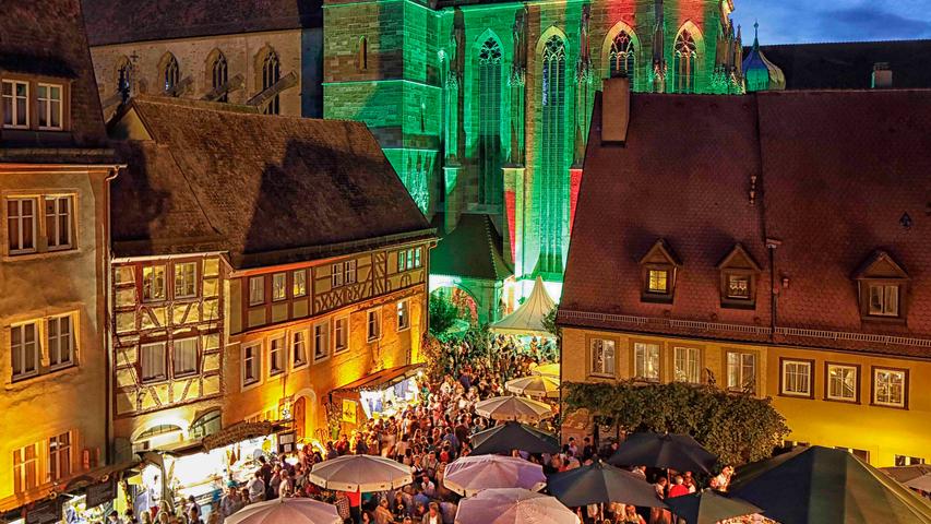 In dem mittelalterlichen Städtchen Rothenburg findet vom 12. bis zum 16. August 2020 am Grünen Markt und am Kirchplatz das Weindorf statt. Lokale Gastronomen servieren dort mit ihren Partner-Winzern eine große Auswahl an fränkischem Wein.