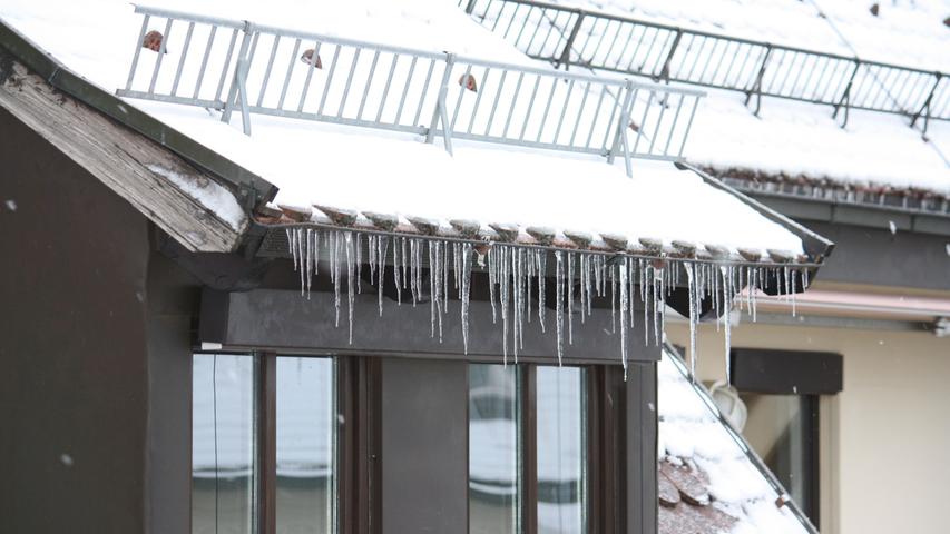 Tatsächlich Winter: An den Dachfenstern der Gunzenhäuser Sparkasse hängen derzeit richtig schöne Eiszapfen.
