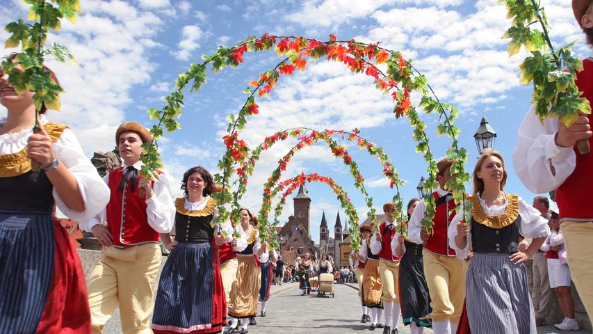 Das Kiliani-Volksfest in Würzburg ist mit teilweise bis zu einer Million Besuchern das größte Volksfest Unterfrankens. Eröffnet und beendet wird das Fest mit einem großen Feuerwerk. Dass so viele Besucher jährlich dorthin strömen, liegt aber mit Sicherheit auch an den zahlreichen Attraktionen und Fahrgeschäften, den zwei Bierzelten und dem riesigen gastronomischen Angebot. Veranstaltet wird es 2020 vom 3. bis zum 19. Juli.