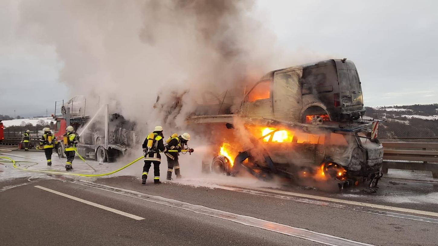Ein Autotransporter brannte am frühen Freitagmorgen auf Sinzinger Autobahnbrücke komplett aus.