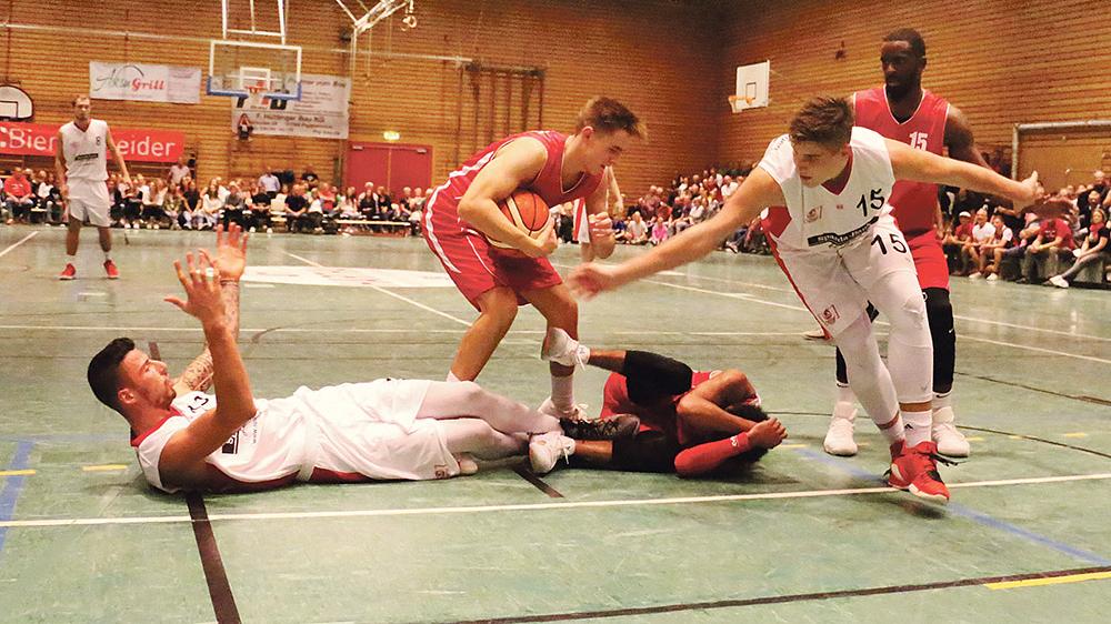 Turbulente Szene vom Hinspiel: Der VfL Treuchtlingen konnte in der Vorrunde im September zu Hause mit 85:65 gegen TTL Bamberg gewinnen, erwartet nun aber im Rückspiel eine deutlich engere Angelegenheit. Turbulente Szene vom Hinspiel: Der VfL Treuchtlingen konnte in der Vorrunde im September zu Hause mit 85:65 gegen TTL Bamberg gewinnen, erwartet nun aber im Rückspiel eine deutlich engere Angelegenheit.