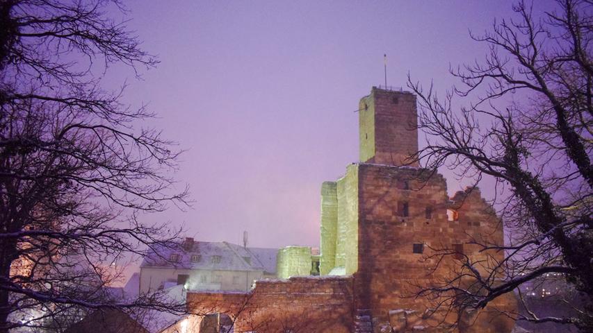Die Burgruine in Hilpoltstein im Landkreis Roth im abendlichen winterlichen Licht - von Jörg Ruthrof festgehalten.