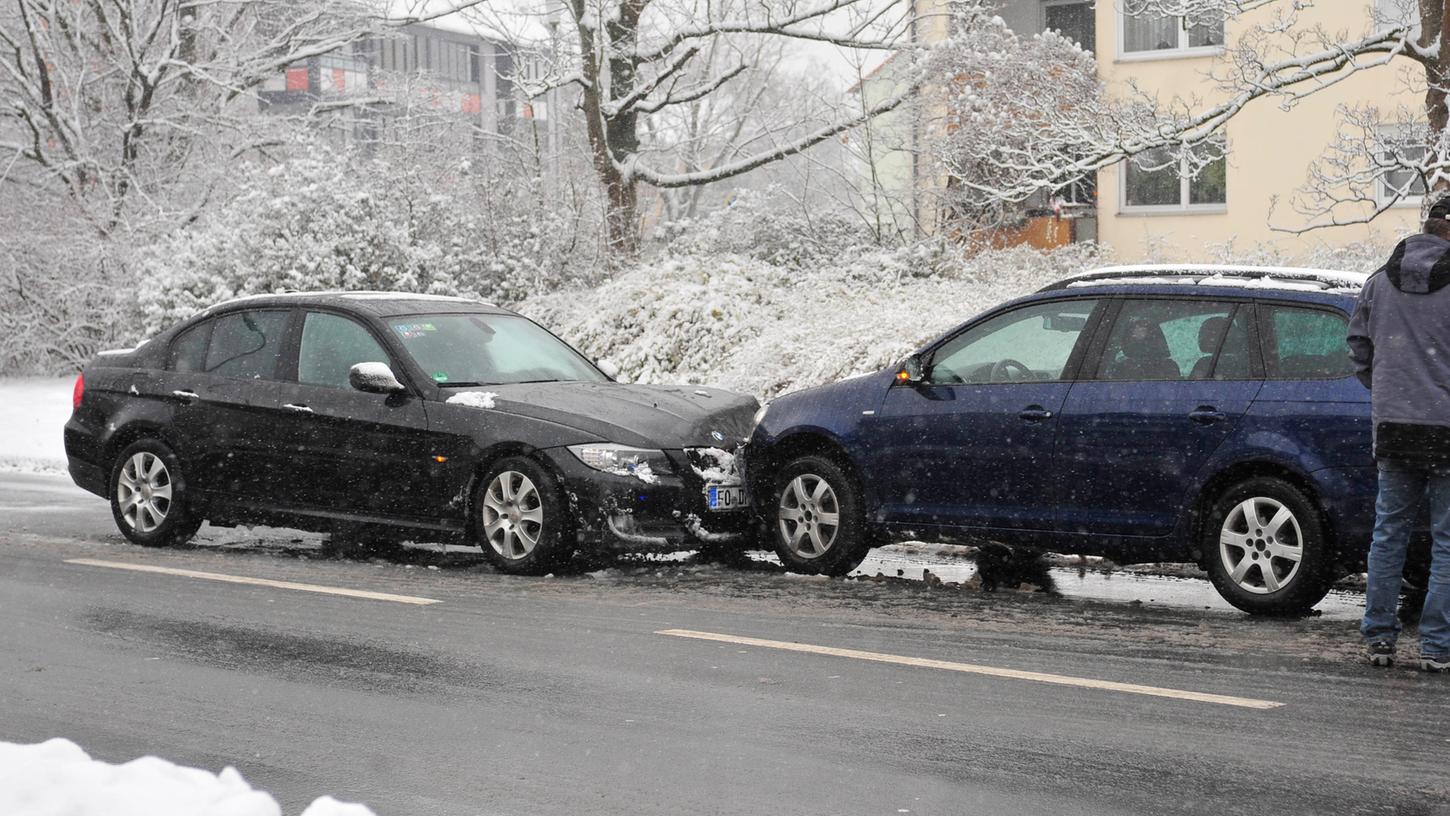 Auf der Bamberger Straße ist es bei Schneeglätte zu einem Unfall gekommen.