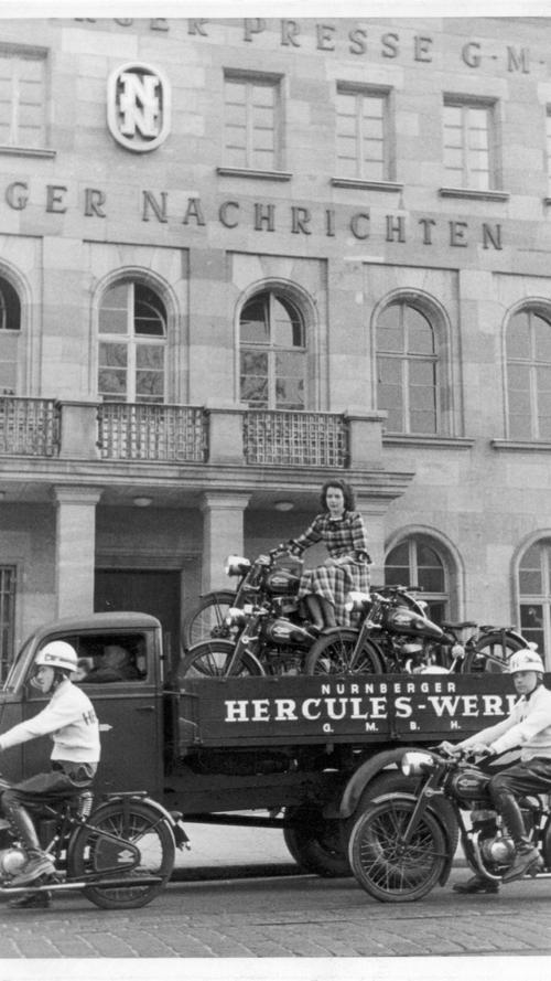 Eine Aufnahme aus den ersten Wochen, nachdem die Nürnberger Nachrichten das Anwesen bezogen hatten - mit einer rollenden Werbung für ein Traditionsunternehmen.