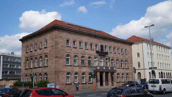 Auch diese Ansicht des "Braunen Hauses" aus jüngerer Zeit ist schon wieder Geschichte - denn das rechts angrenzende Nachbargebäude musste inzwischen einem derzeit entstehenden Neubau weichen.