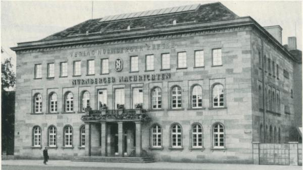 Eine Ansicht des Sandsteingebäudes aus den 50er-Jahren; damals herrschte noch deutlich weniger Verkehr vor dem Haus - und das Haus besaß noch Sprossenfenster.