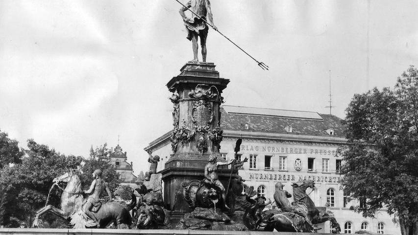 Der Neptunbrunnen auf dem Marienplatz vor seiner Verlagerung in den Stadtpark.