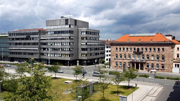 Seit dem Bau einer Tiefgarage ist der frühere Marien- und heutige Willy-Brandt-Platz als Grünanlage gestaltet. Neben dem Verlagssitz im Sandsteinbau entstand in den 70er-Jahren ein großes Redaktionsgebäude, in dem viele Jahre lang auch der Lokalsender "Radio F" angesiedelt war - und "neues Leben" verbreitete.
