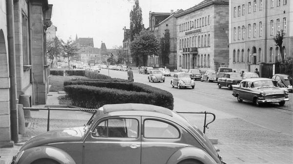 Ende der 50er- und Anfang der 60er-Jahre war die Marienstraße noch deutlich schmaler, auf der Südseite blieb Platz für kleine Vorgärten.