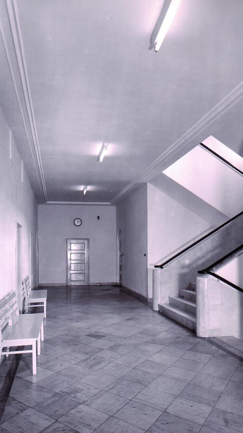 Eine Impression von Treppenhaus und Flur in der ersten Etage, ebenfalls aus der Frühzeit - noch ohne den späteren Bilderschmuck aus Werken fränkischer Künstler.