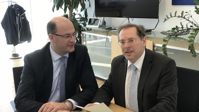 Als Mitglied des Ausschusses für Staatshaushalt und Finanzfragen, tauscht sich MdL Hans Herold häufig mit Bayerns Finanzminister Albert Füracker (l.) aus.