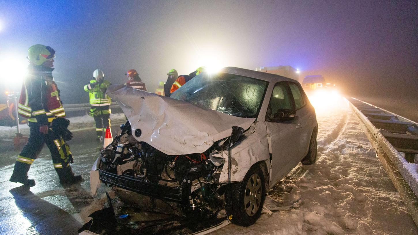 Zwischen Coburg und Eisfeld auf der A73 kam es am Freitag zu einem schweren Unfall mit mehreren beteiligten Autos und einem Lkw.