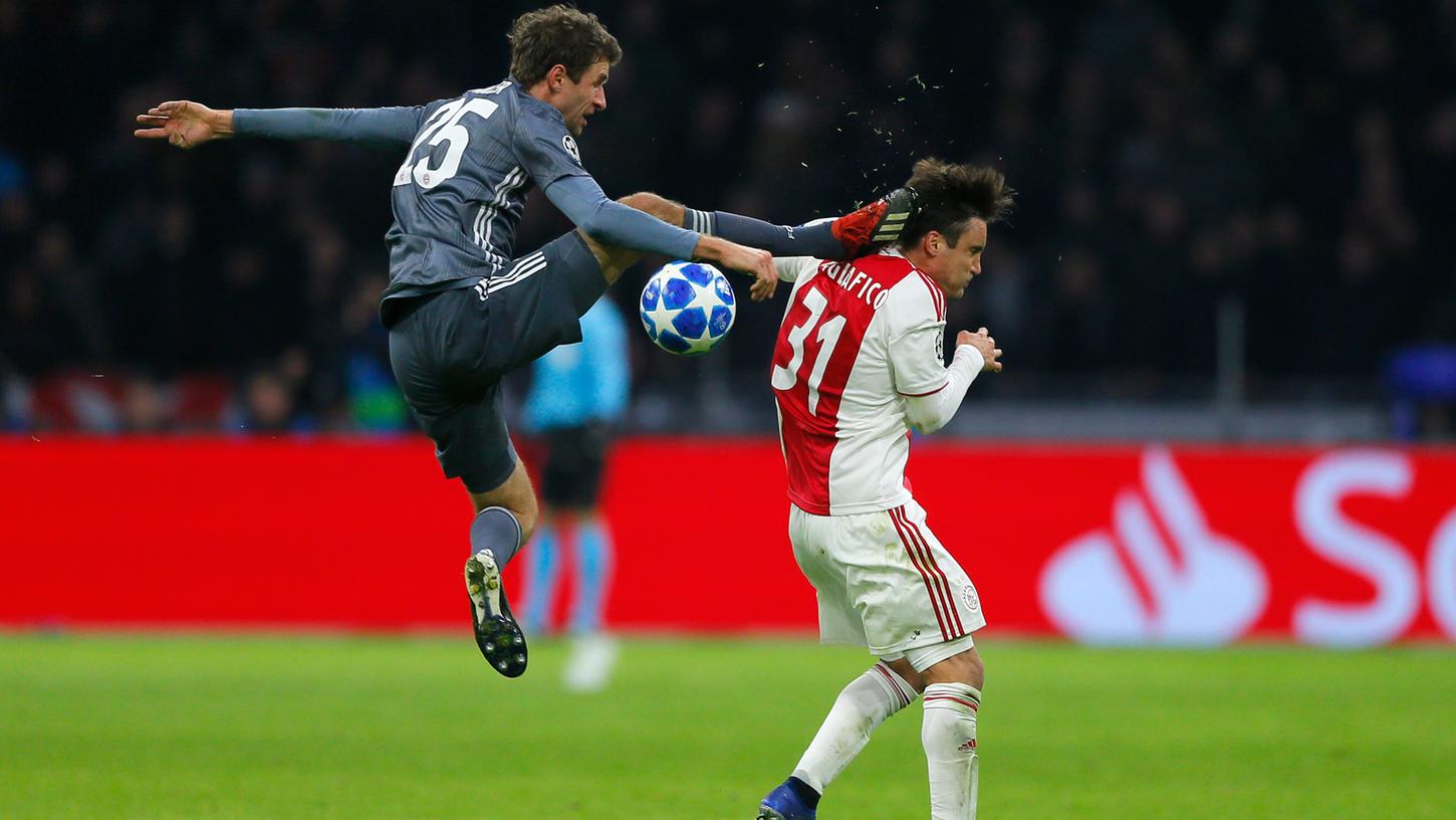 Für diesen Tritt gegen Tagliafico sah Thomas Müller im letzten Champions League Gruppenspiel gegen Ajax Amsterdam die Rote Karte.