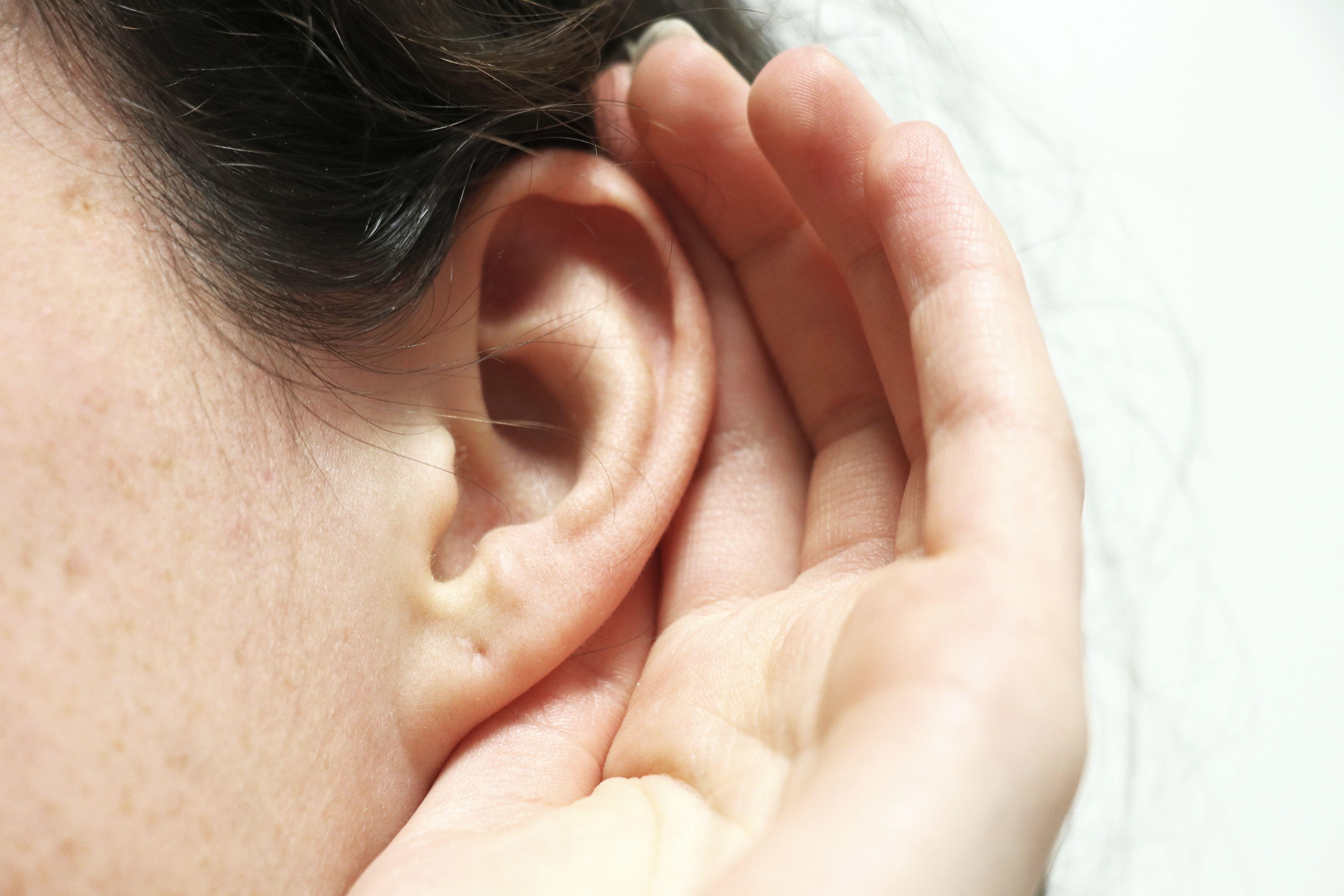 Beim Flüstern werden bereits 30 Dezibel erreicht. Allgemein gelten Lautstärken zwischen 30 und 50 Dezibel als Zimmerlautstärke. Eine feste Definition gibt es dazu aber nicht. Im Streitfall muss ein Richter entscheiden, welcher Lärm zum Beispiel für einen Mieter hinnehmbar ist. Um eine Ordnungswidrigkeit handelt es sich dann, wenn ohne berechtigten Anlass Krach erzeugt wird, der Nachbarn oder die Allgemeinheit stört. Wer eine Ruhestörung begeht, kann ein Bußgeld kassieren. In Deutschland gilt von Montag bis Samstag zwischen 22 und 6 Uhr die Nachtruhe.