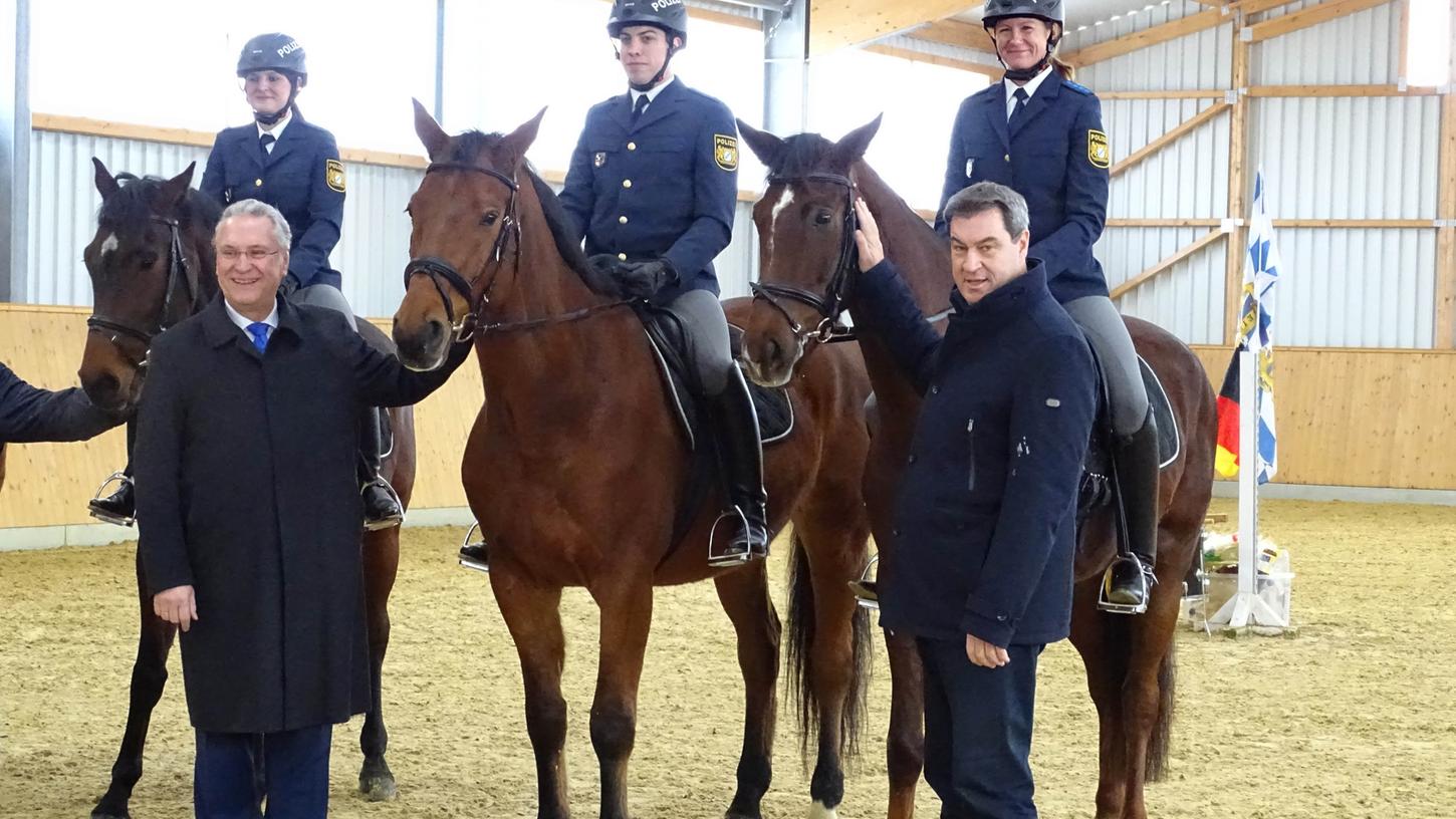 In Nürnberg haben Innenminister Joachim Herrmann und Markus Söder am Donnerstag die neue Reitergruppe vorgestellt. Für den Freistaat sollen insgesamt 100 Pferde dienen.