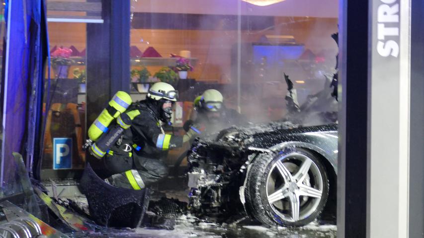 Autofahrer verliert Kontrolle und kracht in Nürnberger Restaurant 