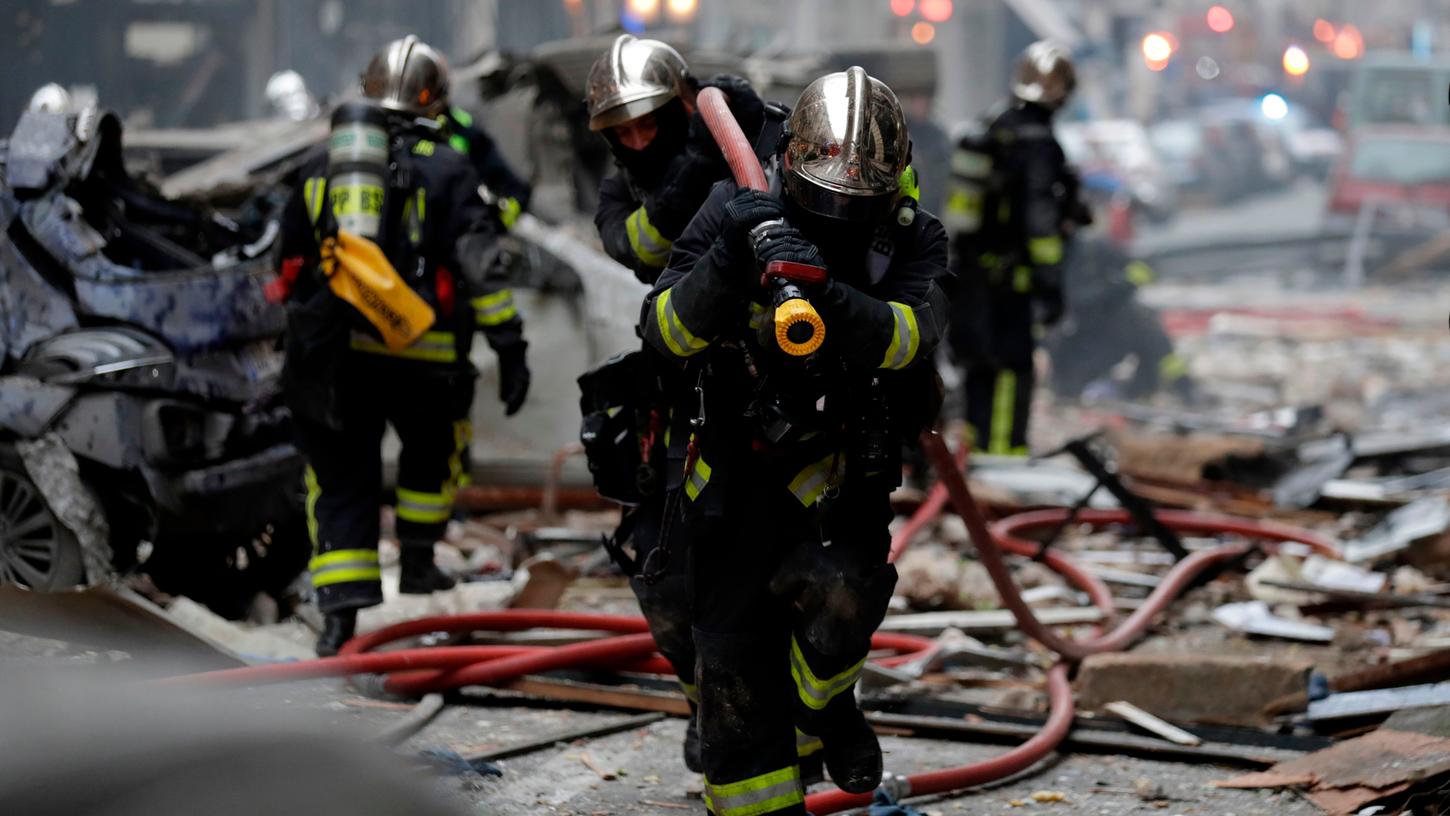 Nach der Explosion in einer Pariser Bäckerei starben wohl zwei Feuerwehrleute.