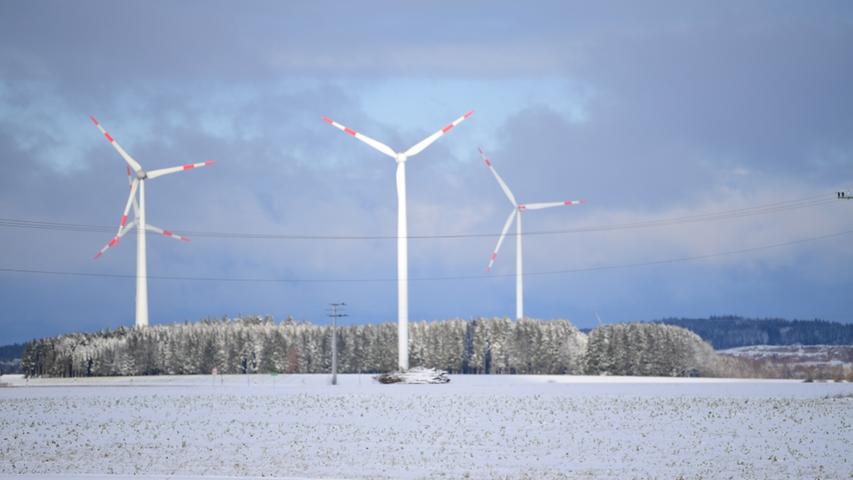 Auf der Jurahochebene pflügen sie mit ihren Flügeln durch den eisigen böhmischen Wind: Windkraftanlagen bei Pelchenhofen.