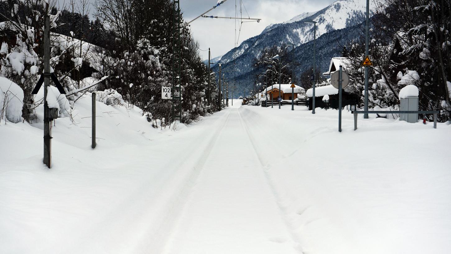 Wegen verschneiter Gleise ist der Regionalverkehr in Teilen von Oberbayern, Schwaben und Niederbayern weiter eingestellt.