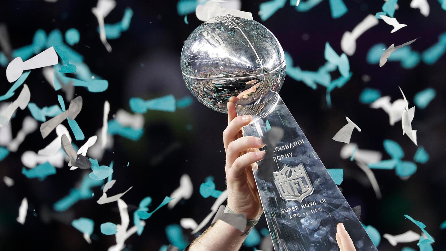Um diese Trophäe geht es: Die Lombardi Trophy, die dem Gewinner des Super Bowls überreicht wird.