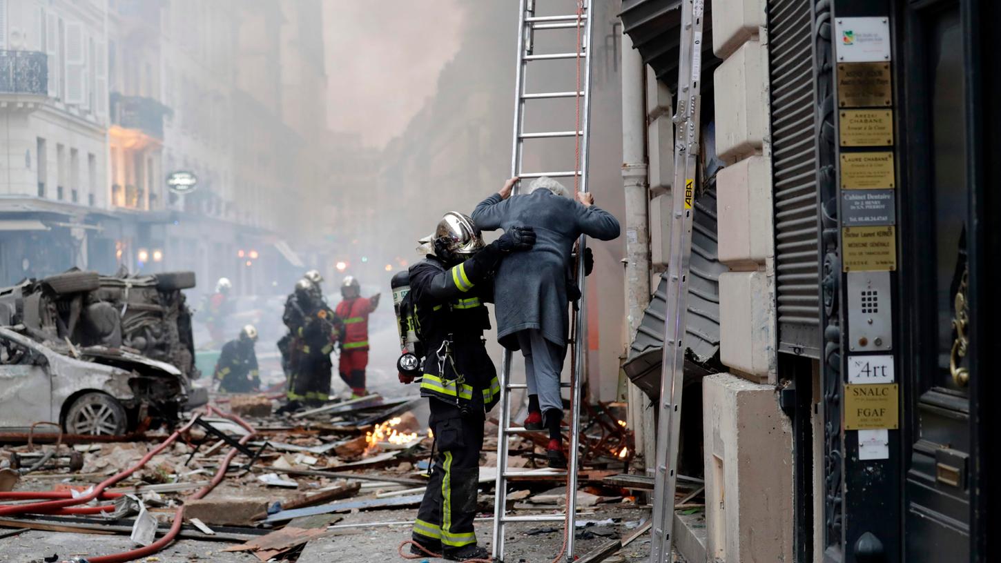 Knapp 200 Feuerwehrleute und 100 Polizisten versuchten, die Lage in Paris unter Kontrolle zu bekommen. Am Samstagmorgen forderte eine Explosion in der französischen Hauptstadt drei Menschenleben.