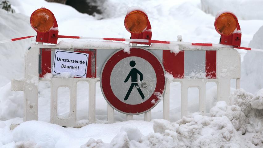 Die Schneelast drückt auch auf die Bäume, viele sind unter dem Gewicht bereits eingeknickt und blockieren Straßen und Wege. In Oberstdorf warnt eine Absperrung vor umstürzenden Bäumen.