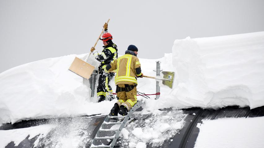 Meterhohe Schneemassen: Ausnahmezustand in der Alpenregion