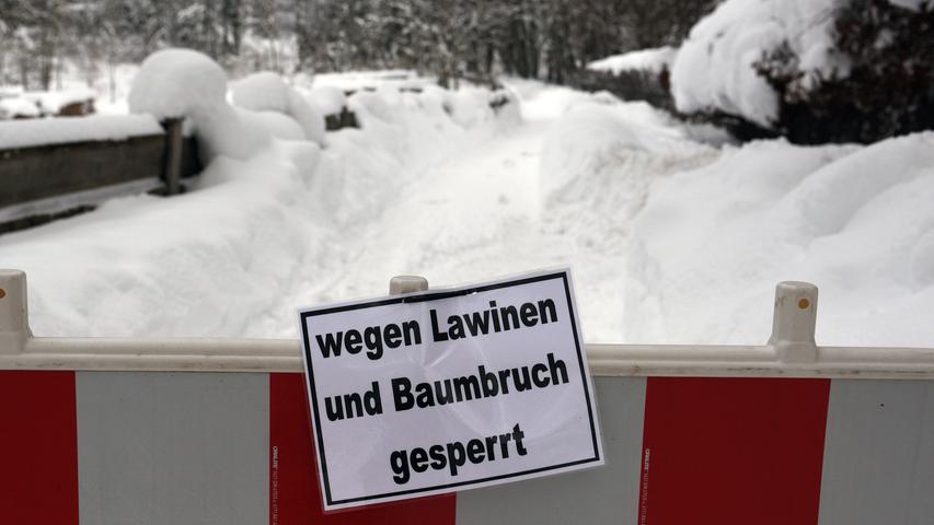 Auch in Garmisch-Partenkirchen sind Wanderwege wegen Lawinengefahr und Baumbruch gesperrt.